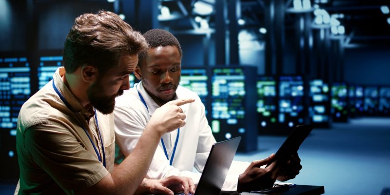 Rechenzentrums-Tests für öffentliche IT-Infrastrukturen IT-Spezialisten führen Diagnosetests in einem Rechenzentrum durch – zuverlässige IT-Lösungen für Kommunen und den öffentlichen Dienst.