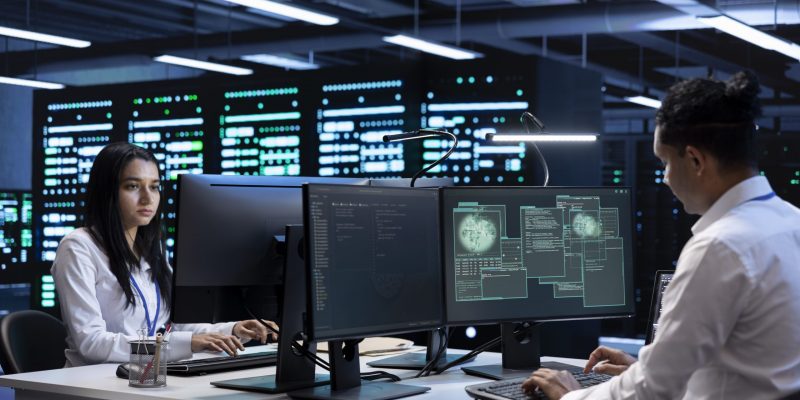 IT-Systemüberwachung im Kontrollzentrum IT-Experten überwachen Systeme in einem hochmodernen Kontrollzentrum – branchenspezifische IT-Lösungen und System-Support in Echtzeit.