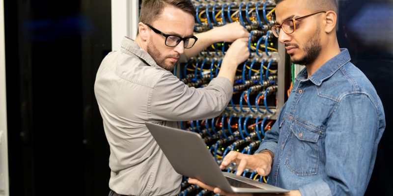 Digitale Lösungen für Industrie IT-Fachkräfte bei der Einrichtung eines Serversystems – digitale Infrastruktur für Industrie und Produktion.